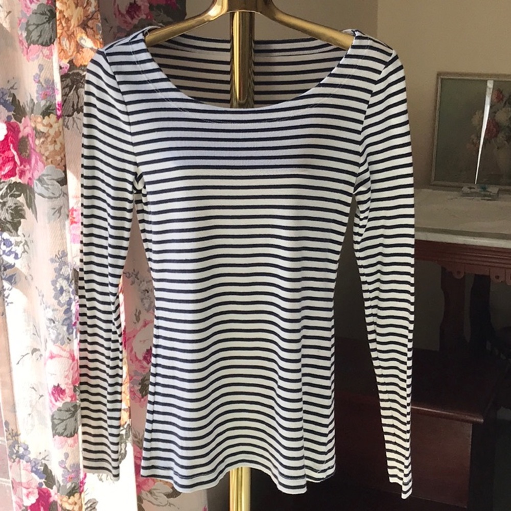 Banana Republic Long-sleeved, Scoop neck Tee